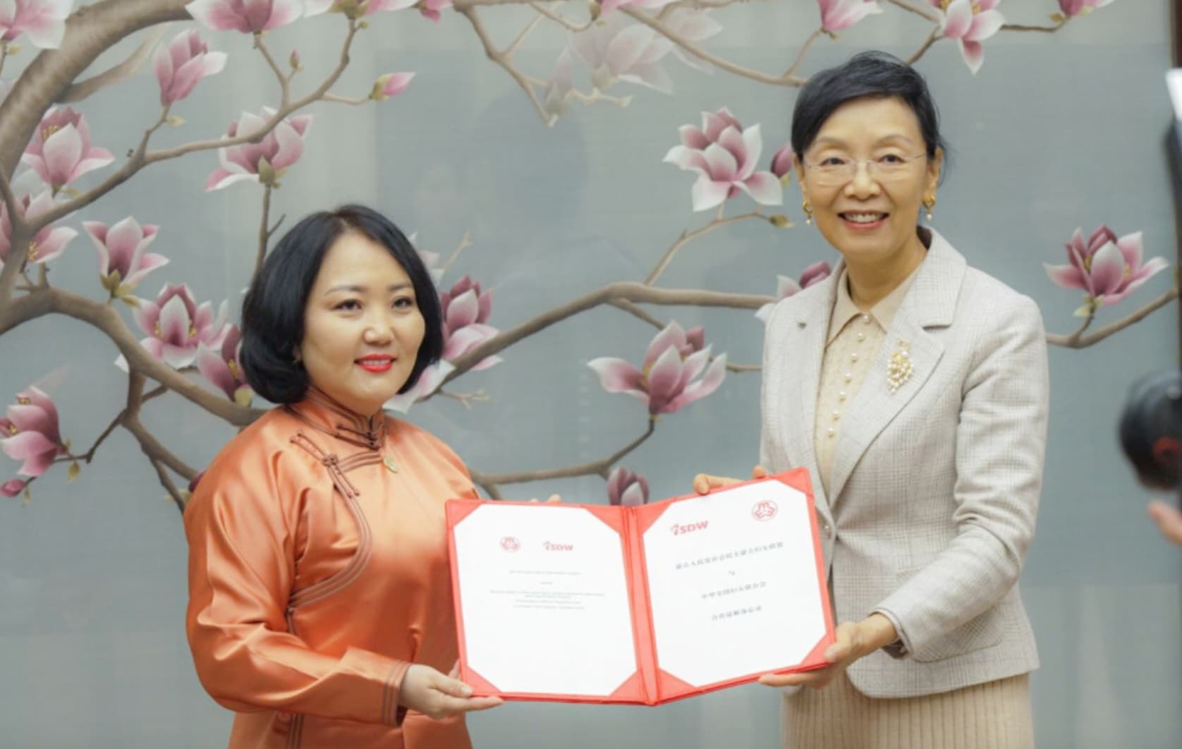 СДМЭХ-ны Ерөнхийлөгч, УИХ-ын гишүүн Д.Үүрийнтуяа болон Бүх Хятадын Эмэгтэйчүүдийн Холбооны дэд дарга Линь И нар гарын үсэг зурлаа