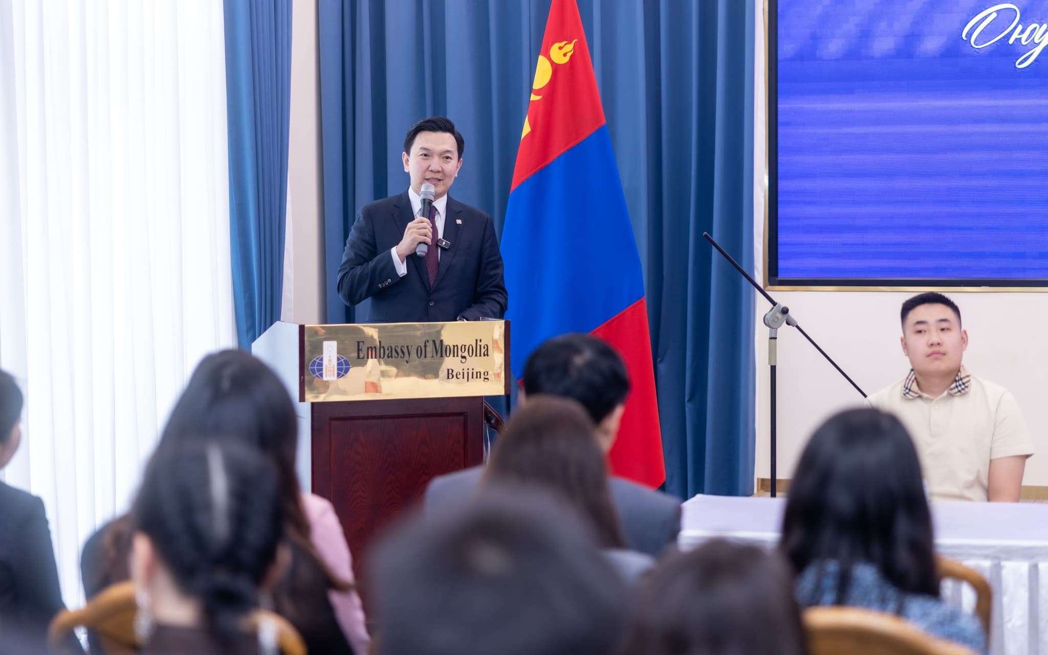 УИХ-ын дарга Н.Учрал БНХАУ-д суралцаж буй оюутан залуустай уулзлаа