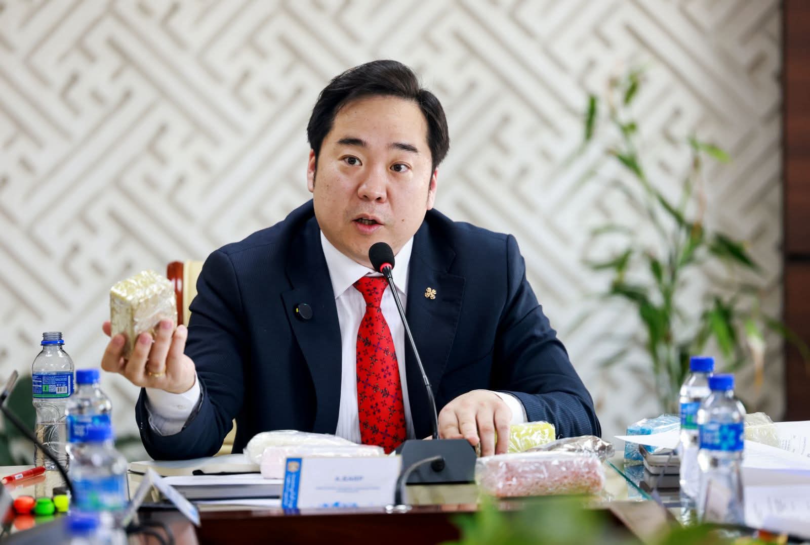 НИТХ-ЫН ДАРГА А.БАЯР БАРИЛГЫН ДУЛААЛГЫН МАТЕРИАЛЫН ЧАНАР, СТАНДАРТЫГ САЙЖРУУЛАХ ТАЛААР ХОЛБОГДОХ АЖЛЫН ХЭСГИЙН БҮРЭЛДЭХҮҮНД ҮҮРЭГ ӨГЛӨӨ