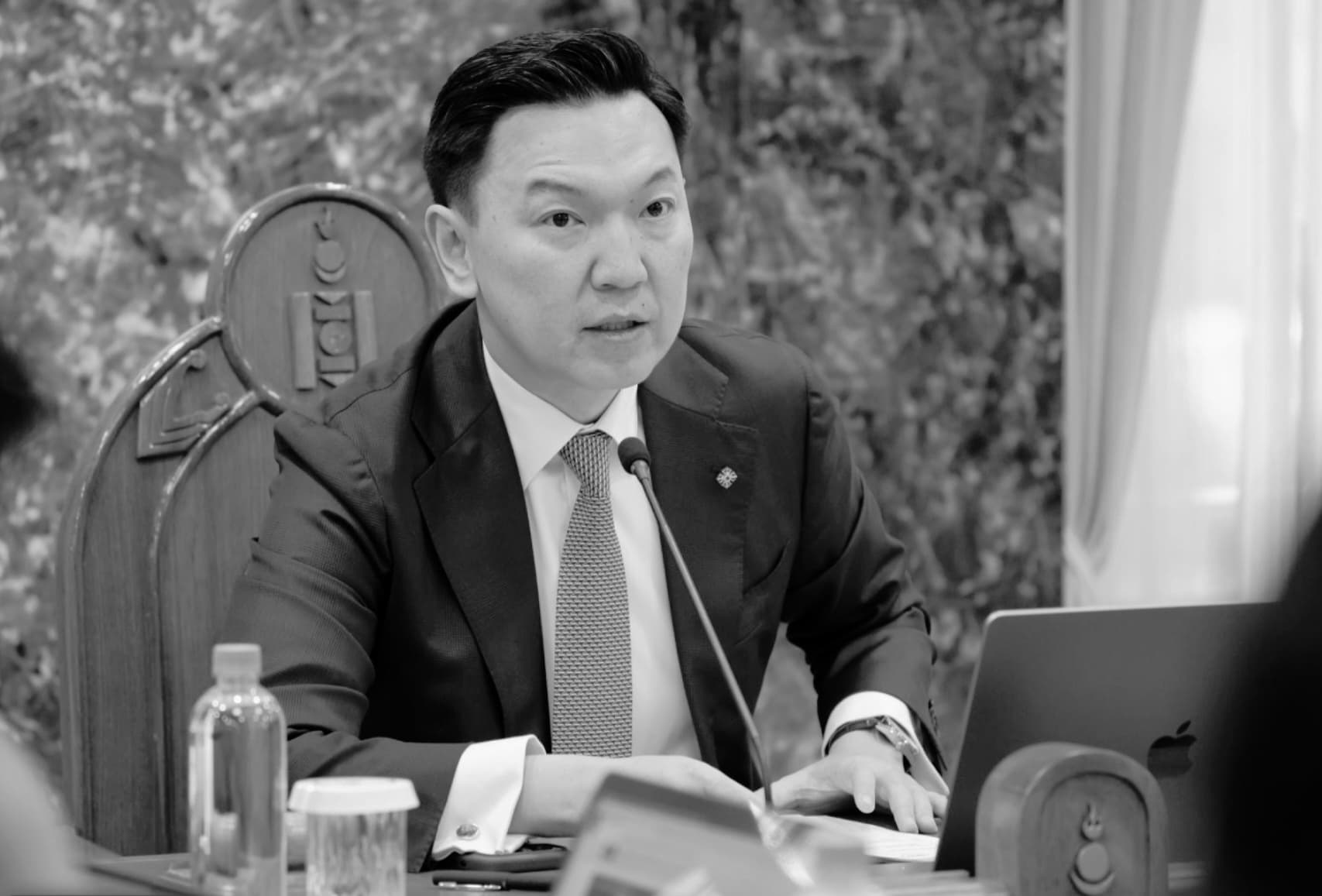 Ерөнхий сайд Н.Учрал эхний шийдвэрээрээ 12100 компанийн дансыг нээлээ