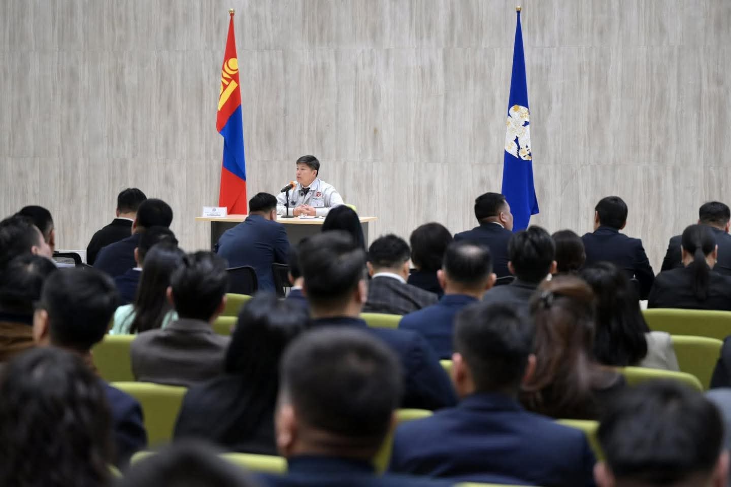 Нийслэлийн удирдах ажилтнуудын ээлжит шуурхай зөвлөгөөнд Нийслэлд хэрэгжүүлж буй 16 төслийн явцын талаар танилцууллаа.