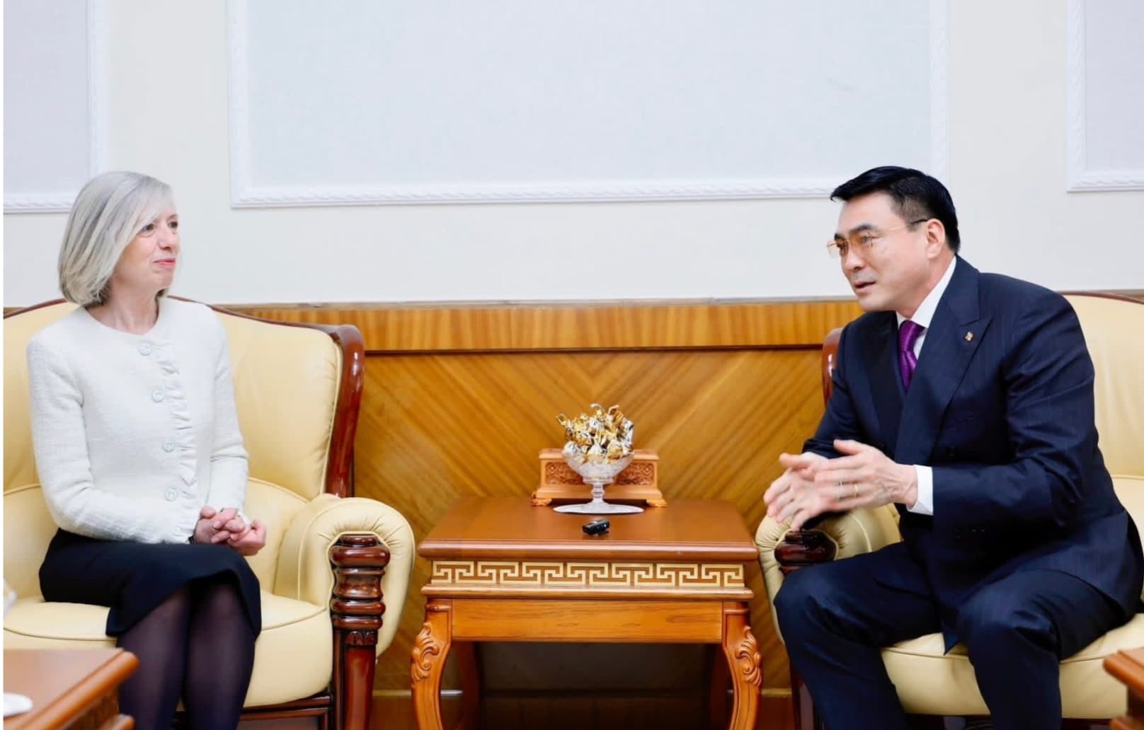  ХУУЛЬ ЗҮЙН САЛБАРЫН 30 ГАРУЙ МЯНГАН АЛБАН ХААГЧ,  ДХИС-ИЙН БАГШ ОЮУТНУУДЫГ ХИЙМЭЛ ОЮУН УХААНД СУУРИЛСАН "EF EFEKTA" АНГЛИ ХЭЛНИЙ ХӨТӨЛБӨРТ ХАМРУУЛНА