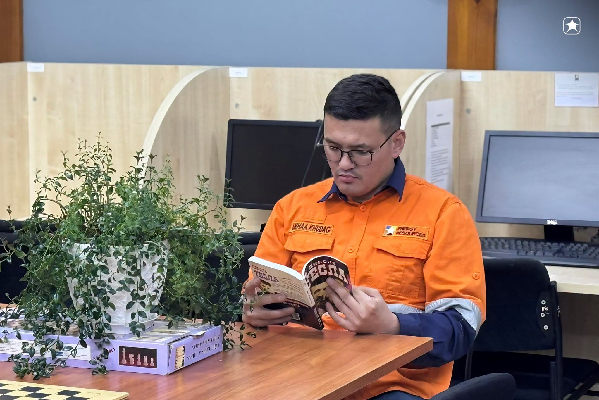  Уншдаг уурхайчин | Оюунаас олборлоё уриалгад бид нэгдэж байна!