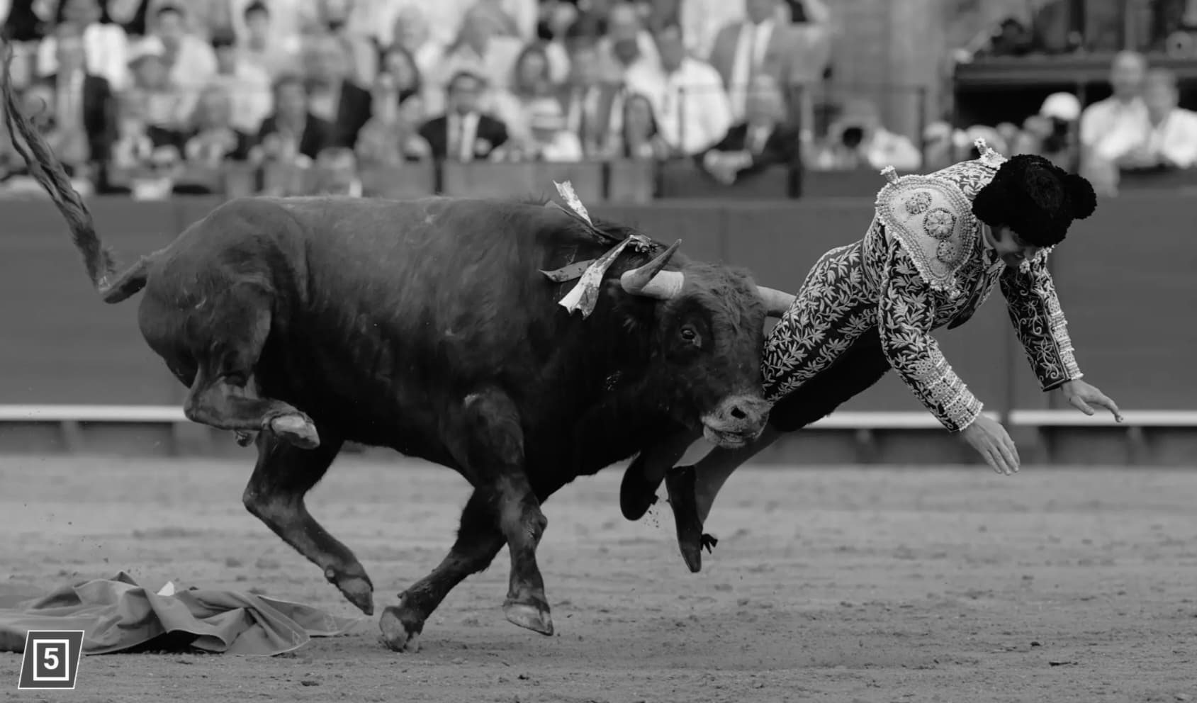 Испанийн домогт "Матадор" үзүүлбэрийнхээ үеэр хүнд гэмтэл авчээ