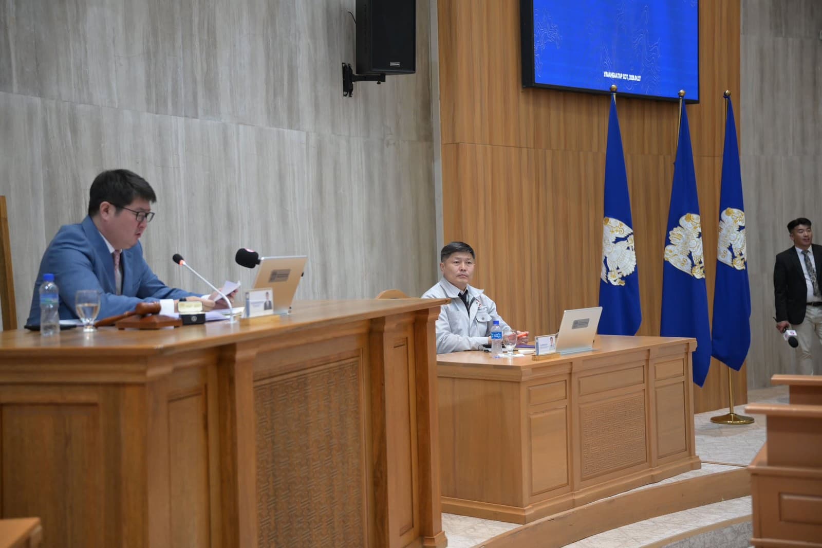 НИТХ-ын XI ээлжит бус хуралдаанаар НИТХ-ын дарга А.Баярыг хуралдаанд оролцогчдын 93 хувийн саналаар огцрууллаа