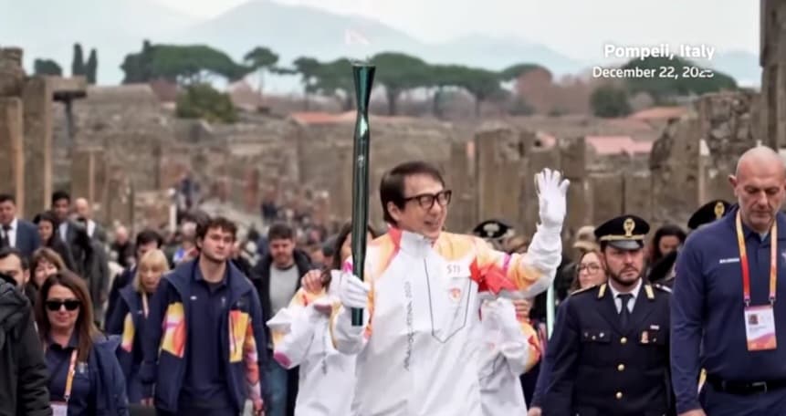 Хонг Конгийн алдарт жүжигчин Жеки Чан Олимпын бамбарыг эртний Помпейн балгасаар дамжуулан гүйж, буухиа аяллаа цааш үргэлжлүүлэн Ром хотыг чиглэлээ.