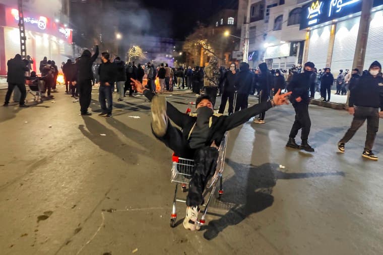 АНУ-ын Төрийн нарийн бичгийн дарга Марко Рубио Бямба гарагт Ираны ард түмнийг дэмжиж байгаагаа мэдэгдэв. Тэрбээр Ираны эрх баригчид интернэтийн сүлжээг хааж, улс даяар өрнөж буй засгийн газрын эсрэг эсэргүүцлийн жагсаалыг дарах арга хэмжээ авч буйтай холбогдуулан ийм байр суурь илэрхийлсэн байна. “АНУ Ираны зоригт ард түмнийг дэмжинэ” хэмээн Марко Рубио X нийгмийн сүлжээнд бичжээ. Үүнтэй зэрэгцэн АНУ-ын Ерөнхийлөгч Дональд Трамп Баасан гарагт Ираны удирдлагад хатуу анхааруулга өгч, “Та нар иргэд рүүгээ буудаж  болохгүй. Хэрэв тэгвэл бид ч мөн адил буудна” гэж мэдэгдсэн байна. Иранд сүүлийн өдрүүдэд өрнөж буй эсэргүүцлийн хөдөлгөөн, эрх баригчдын авч буй арга хэмжээ нь бүс нутгийн болон олон улсын анхаарлын төвд орсоор байна.