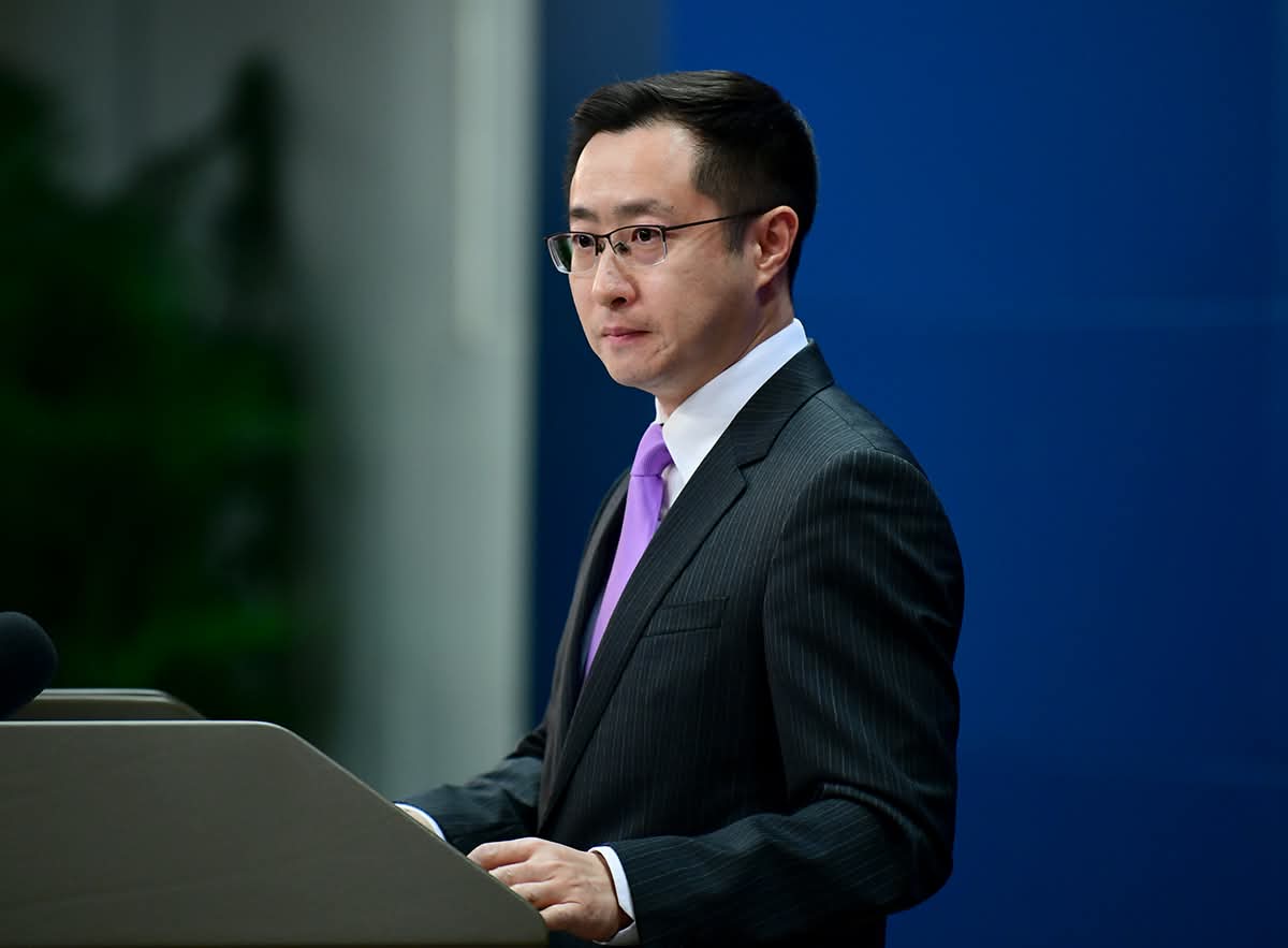 "Төрийн тэргүүнүүдийн дипломат харилцаа нь БНХАУ-АНУ-ын харилцаанд орлуулшгүй стратегийн чиглүүлэгч үүрэг гүйцэтгэдэг" гэж БНХАУ-ын Гадаад хэргийн яамны хэвлэлийн төлөөлөгч Линь Жянь пүрэв гарагт болсон ээлжит хэвлэлийн бага хурлын үеэр, хоёр талын дээд түвшний харилцааны талаарх асуултад хариулахдаа мэдэгдэв. Линь Жянь "Саяхан утсаар ярихдаа АНУ-ын Ерөнхийлөгч Дональд Трамп дөрөвдүгээр сард Хятадад айлчлах хүсэлтэй байгаагаа дахин илэрхийлсэн бөгөөд БНХАУ-ын дарга Ши Жиньпин урилгаа дахин баталгаажуулсан байна. Энэ асуудлаар хоёр тал харилцаагаа үргэлжлүүлэн хадгалж байгаа аж. Мөн Хятад-АНУ-ын эдийн засаг, худалдааны харилцааны мөн чанар нь харилцан ашигтай, хоёр талын хамтын ажиллагааны үр дүнд оршдог гэж Линь Жянь онцоллоо.