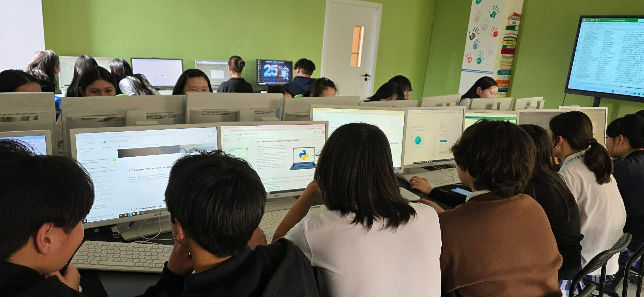 "Нандин горхи" сургуулийн ахлах ангийнхан дэлхийн жишигт нийцсэн мэдээллийн технологийн хөтөлбөрт хамрагдаж эхэллээ! 🚀