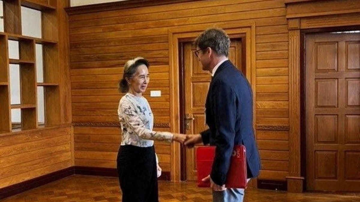 Нийтлэгдсэн зургуудад 81 настай Нобелийн Энхтайвны шагналт улс төрч Мьянмарын нийслэл Напутав хотод International Committee of the Red Cross (