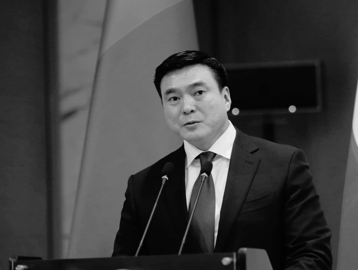 Хариуцлагын гэрээ зөрчсөн тул Ерөнхий сайд Г.Занданшатар Шадар сайд С.Амарсайханыг албан тушаалаас нь огцрууллаа. Түүнийг үүрэгт ажлаас нь чөлөөлж буйгаа Засгийн газрын хуралдааны эхэнд мэдэгдлээ.