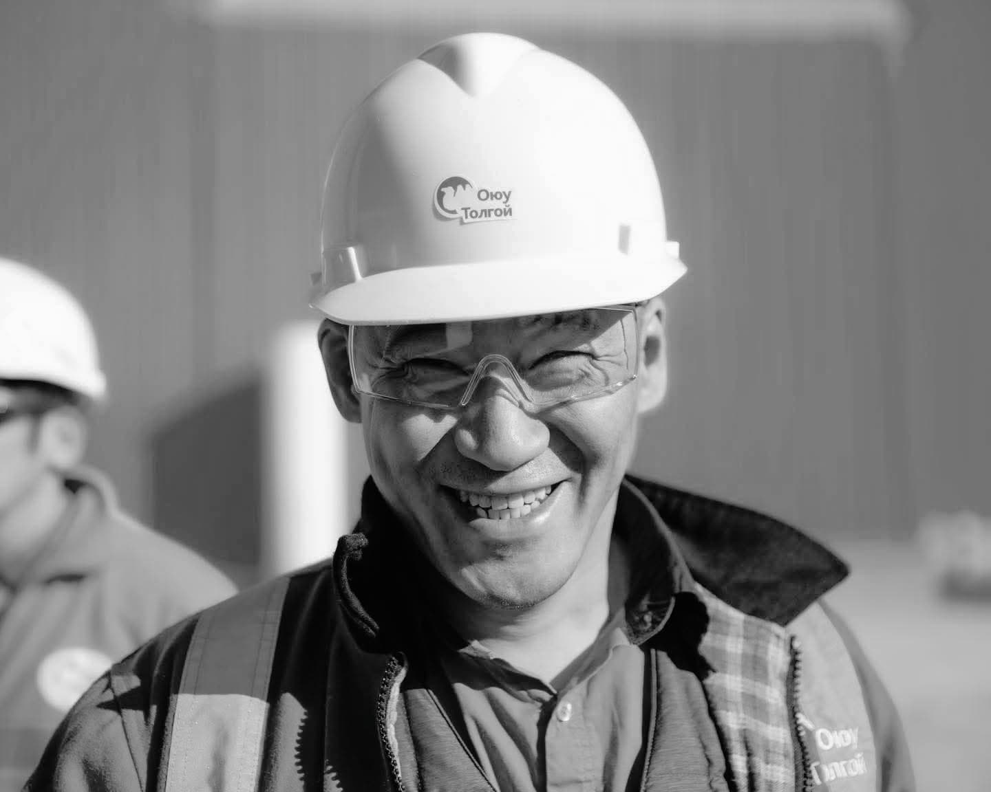 МОНГОЛЧУУДАА ДООШ НЬ ХИЙДЭГ ГЭХ СҮХБААТАРЫН МӨНХСҮХ “ОЮУ ТОЛГОЙ” ХХК-ИЙН ГҮЙЦЭТГЭХ ЗАХИРЛЫН ҮҮРЭГТ АЖЛАА АЛБАН ЁСООР ЭХЛҮҮЛЛЭЭ