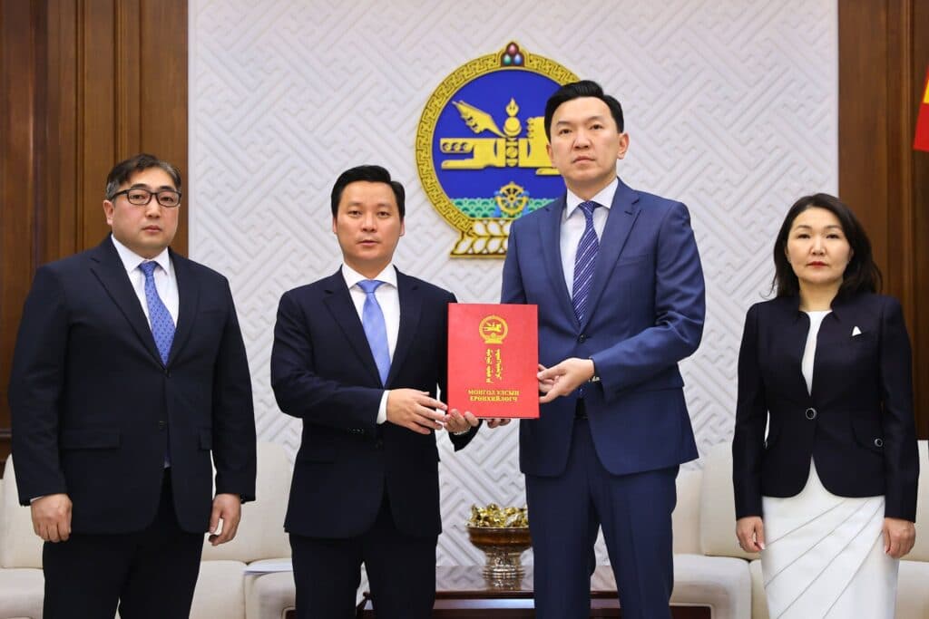 Улсын Их Хурлын дарга Н.Учралд Монгол Улсын Их Хурлын тухай хуульд нэмэлт, өөрчлөлт оруулах тухай хуулийн төслийг өргөн мэдүүллээ