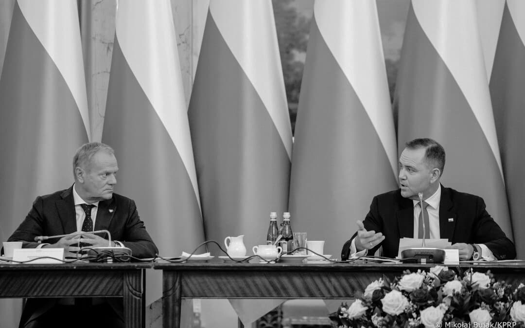 Польшийн Ерөнхийлөгч, Ерөнхий сайдын хооронд батлан хамгаалах зээлээс болж цав гарлаа