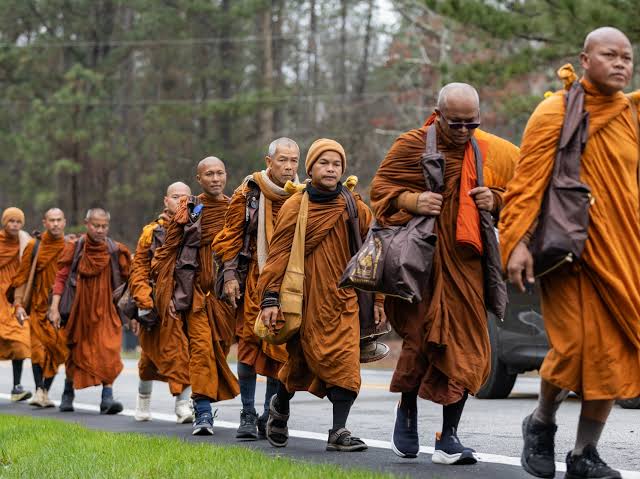 Буддын лам нар "Энхийн алхалт"-аа амжилттай өндөрлөлөө