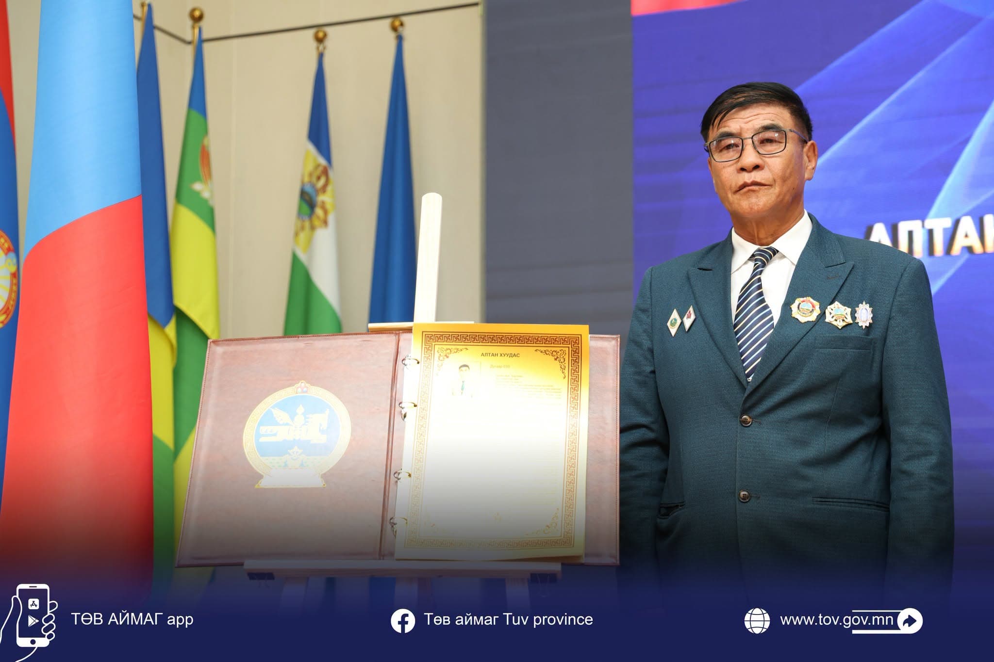 Монгол Улсын төрийн албаны тэргүүний ажилтан Д.Батжаргалын хөдөлмөр, бүтээлийн амжилтыг "Алтан дэвтэр"-т алдаршуулан хадгаллаа