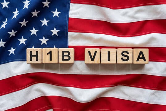 Ерөнхийлөгч Дональд Трампын засаг захиргаа H-1B визийн хураамжийг 100 мянга гаруй ам.доллараар нэмэх санал гаргалаа