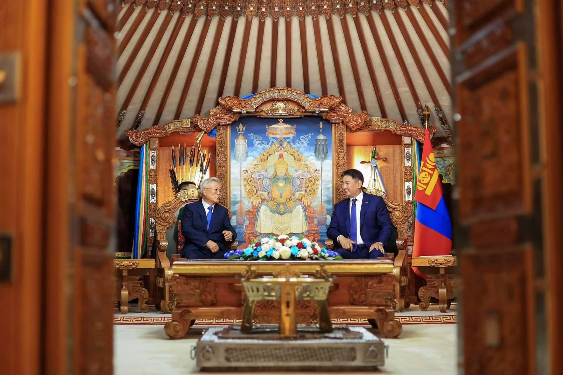 Ерөнхийлөгч У.Хүрэлсүх Ерөнхийлөгч асан Мүн Жэ Ин-ийг хүлээн авч уулзлаа