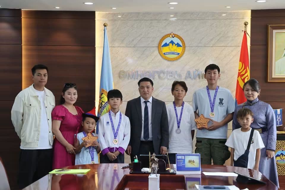 ӨМНӨГОВЬ АЙМАГ: “ENJOY AI ASIAN OPEN 2026” ОЛОН УЛСЫН ТЭМЦЭЭНД АМЖИЛТТАЙ ОРОЛЦСОН БАГШ СУРАГЧДЫГ ХҮЛЭЭН АВЧ УУЛЗЛАА