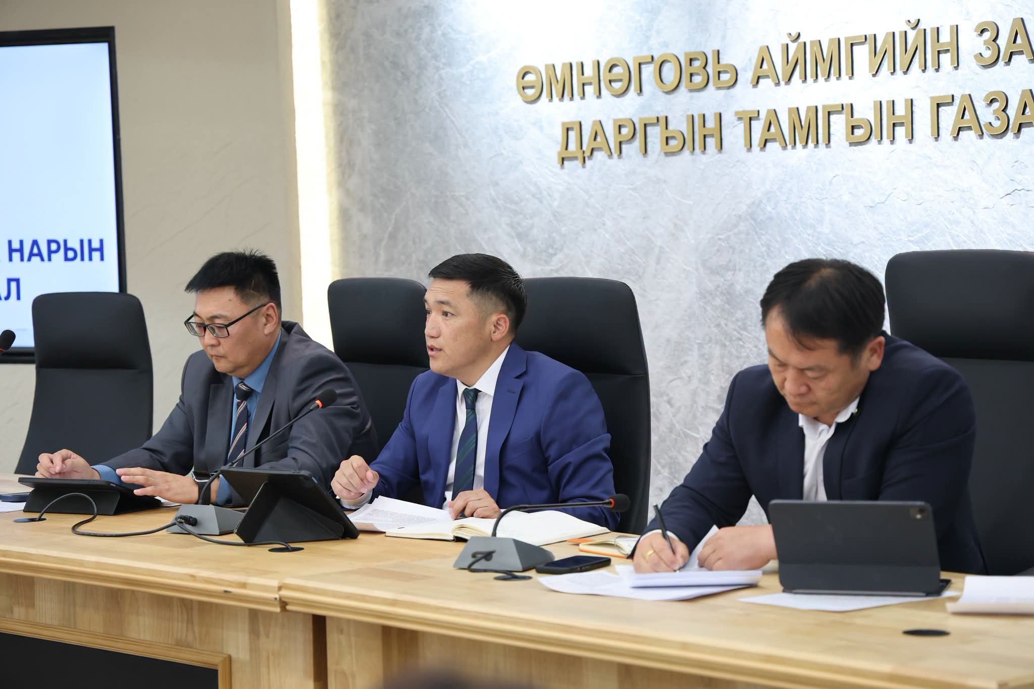 ӨМНӨГОВЬ АЙМГИЙН ЗАСАГ ДАРГА АГЕНТЛАГИЙН ДАРГА НАРТАЙ ШУУРХАЙ ХУРАЛДЛАА