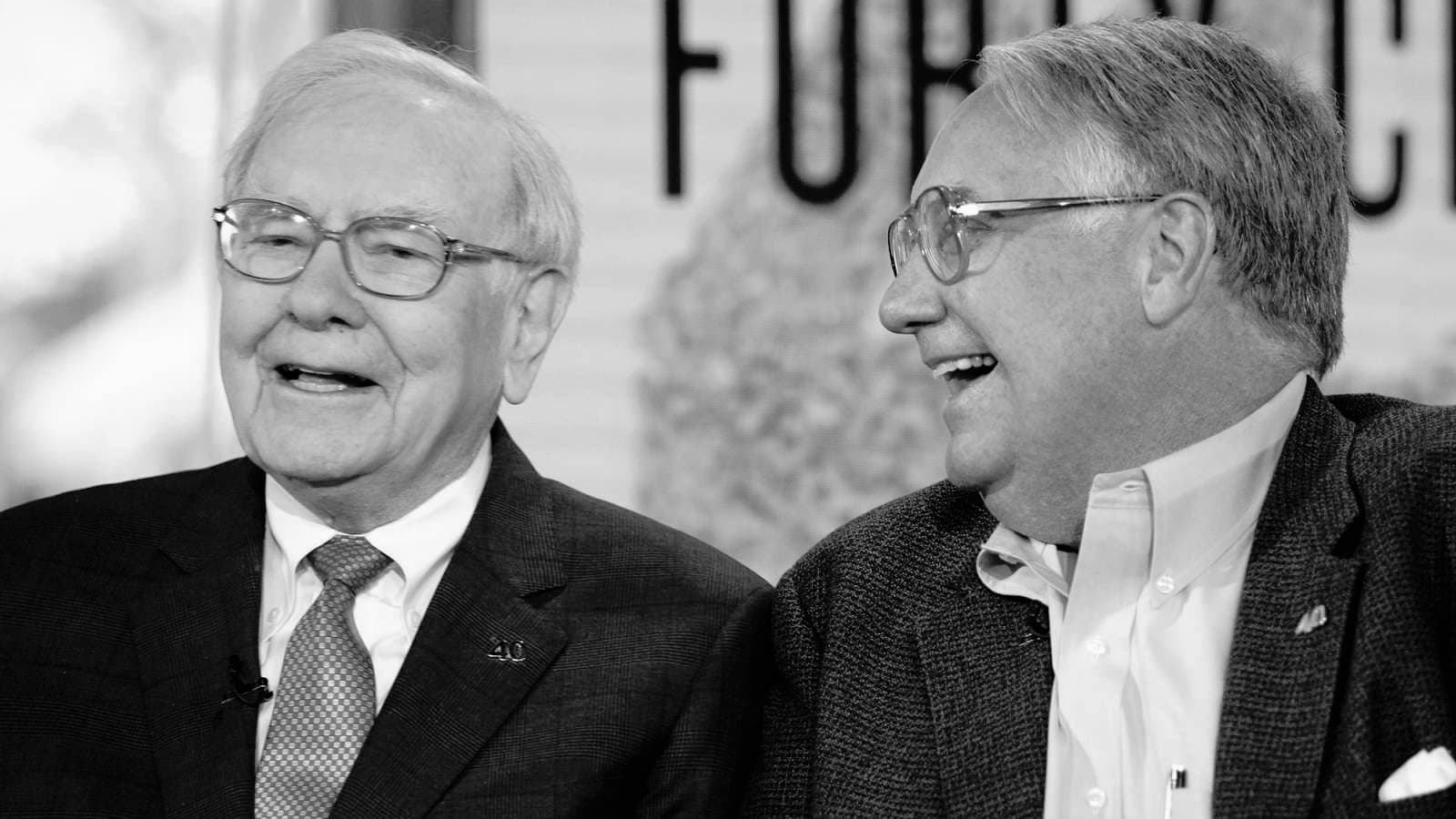 Уоррен Баффет Berkshire Hathaway-ийн ТУЗ-ийн даргын албан тушаалаас бууж, түүнийг хүү Ховард Баффет нь залгамжиллаа