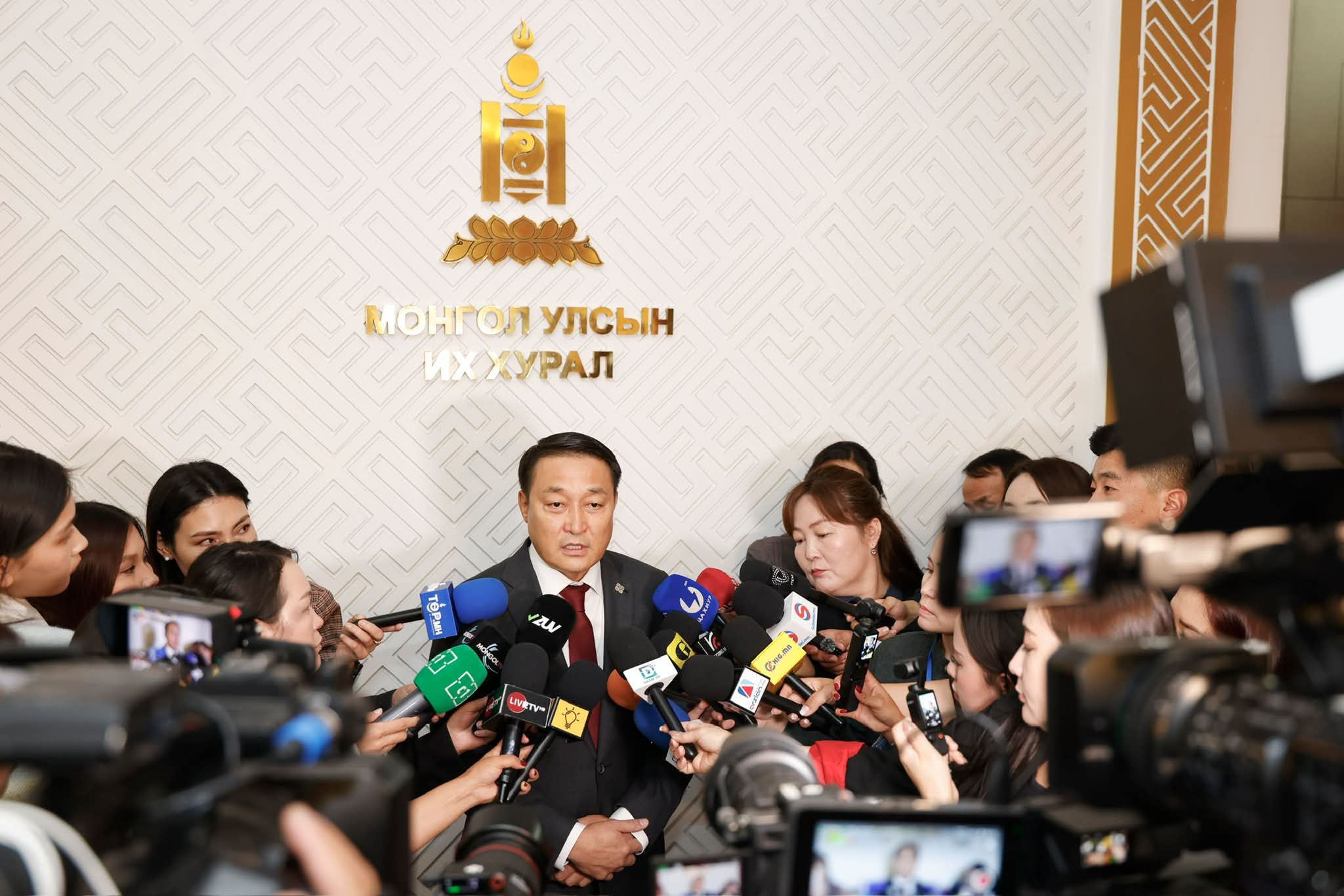 УИХ ДАРГА АСАН Д.АМАРБАЯСГАЛАН: ПАРЛАМЕНТЫН ХЯНАЛТ ТАВИХ ЭРХЭД ЗАСГИЙН ГАЗАР СААД УЧРУУЛАХ ЁСГҮЙ!!!