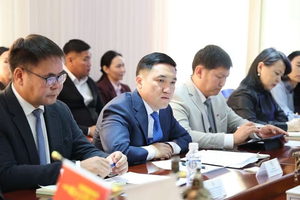 ӨМНӨГОВЬ АЙМАГ БНСУ-ЫН ЖЭЖҮ ӨӨРТӨӨ ЗАСАХ МУЖТАЙ БОЛОВСРОЛ, АЯЛАЛ ЖУУЛЧЛАЛЫН ЧИГЛЭЛЭЭР ХАМТРАН АЖИЛЛАХ ТАЛААР ХЭЛЭЛЦЛЭЭ