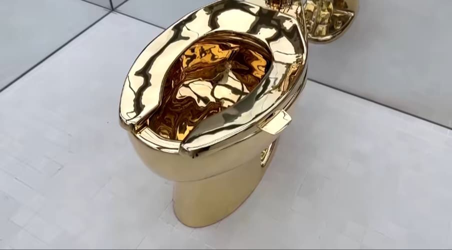 Нью-Йоркт болсон дуудлага худалдаагаар 18 каратын алтадсан жорлон