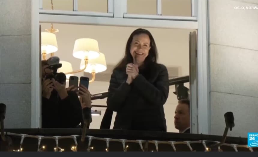 Венесуэлийн сөрөг хүчний удирдагч, Нобелийн Энхтайвны шагналт Мария Корина Мачадо бараг нэг жилийн дараа анх удаа пүрэв гарагт олон нийтийн өмнө гарч, Ослогийн зочид буудлынхаа тагтнаас дэмжигчидтэйгээ мэндчилэн гараа далаллаа.