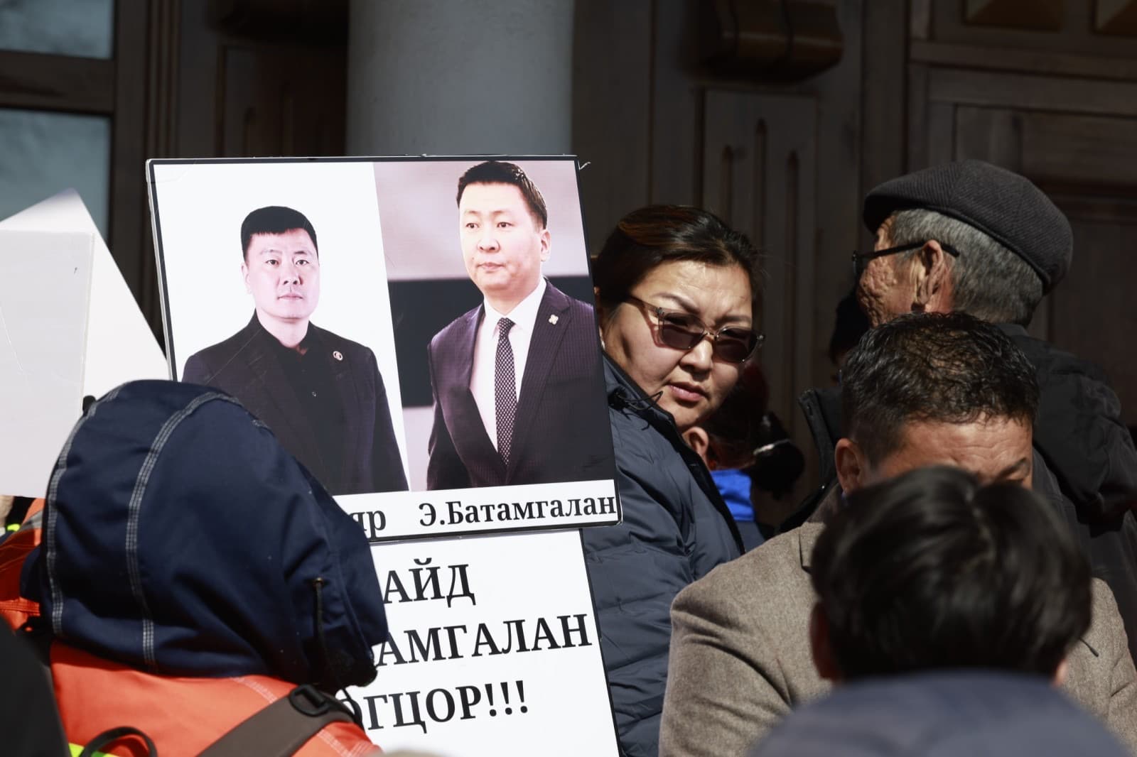 Зэс эрдэнийн хувь ХХК-ийн хувьцаа эзэмшигчид: Сайд Э.Бат-Амгалан хууль хяналтын байгууллагад нөлөөлж байна